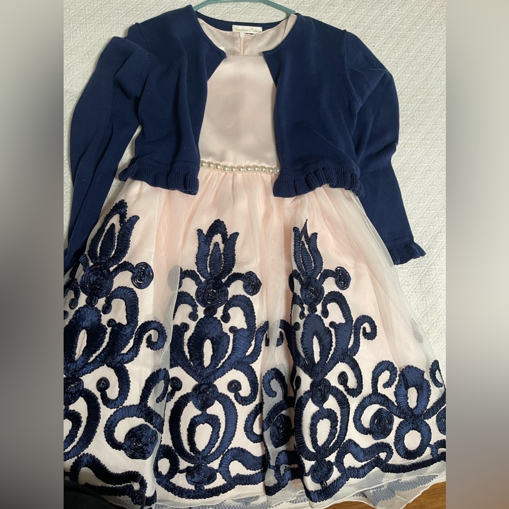 Brand new with out tags beautiful dress for a little girl in size 7
